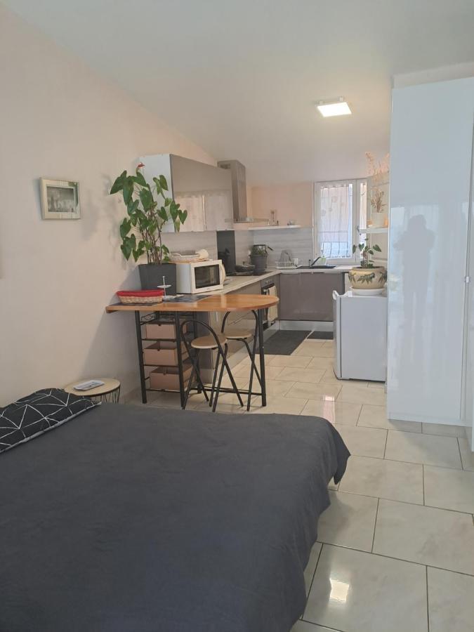 Chez Sabine Et Pascal Apartment Мейзио Екстериор снимка